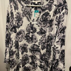 New with Tag Stitch Fix Floral Black and White Women top with bell sleeve 2X